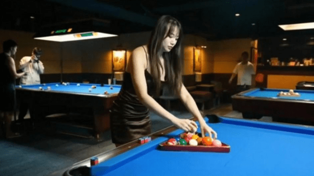 ED-39 - Trải nghiệm em gái làm quán bi-a bím hồng - phimsex69.vip